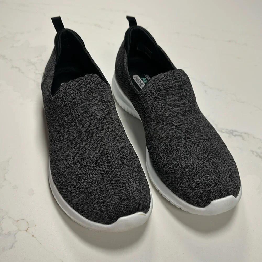 Sketchers Air-Cool Memory Foam Slip on Women’s Sneakers. Size 9.5